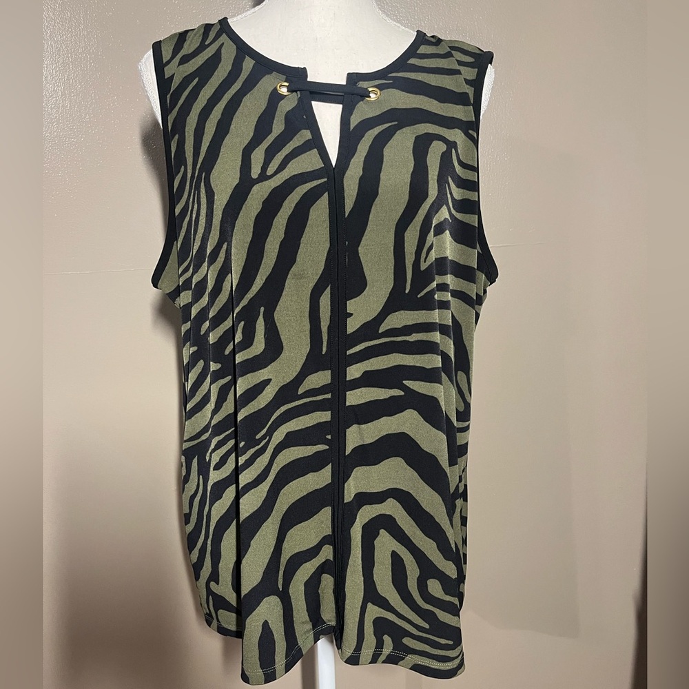 Liz Claiborne Green and Black Patterned Top